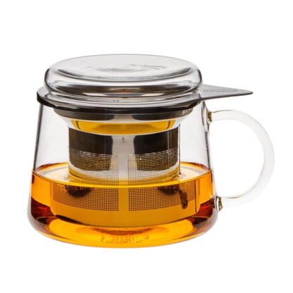 Teeglas mit Edelstahlsieb und Deckel als Siebteller.