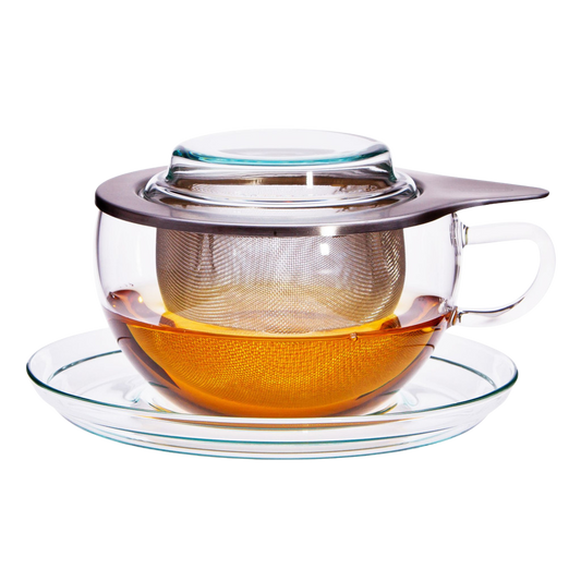 Teetasse aus Jenaer Glas mit einem Dauerfilter aus Edelstahl und einem Glasdeckel.