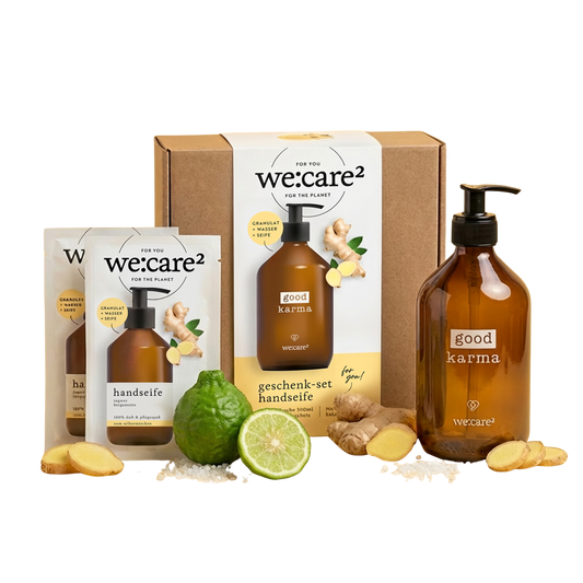 Geschenkset mit Naturseife zum Befüllen. Eine braune Glasflasche zum Pumpen und zwei Tüten Seifenpulver zum Anrühren mit Wasser. 