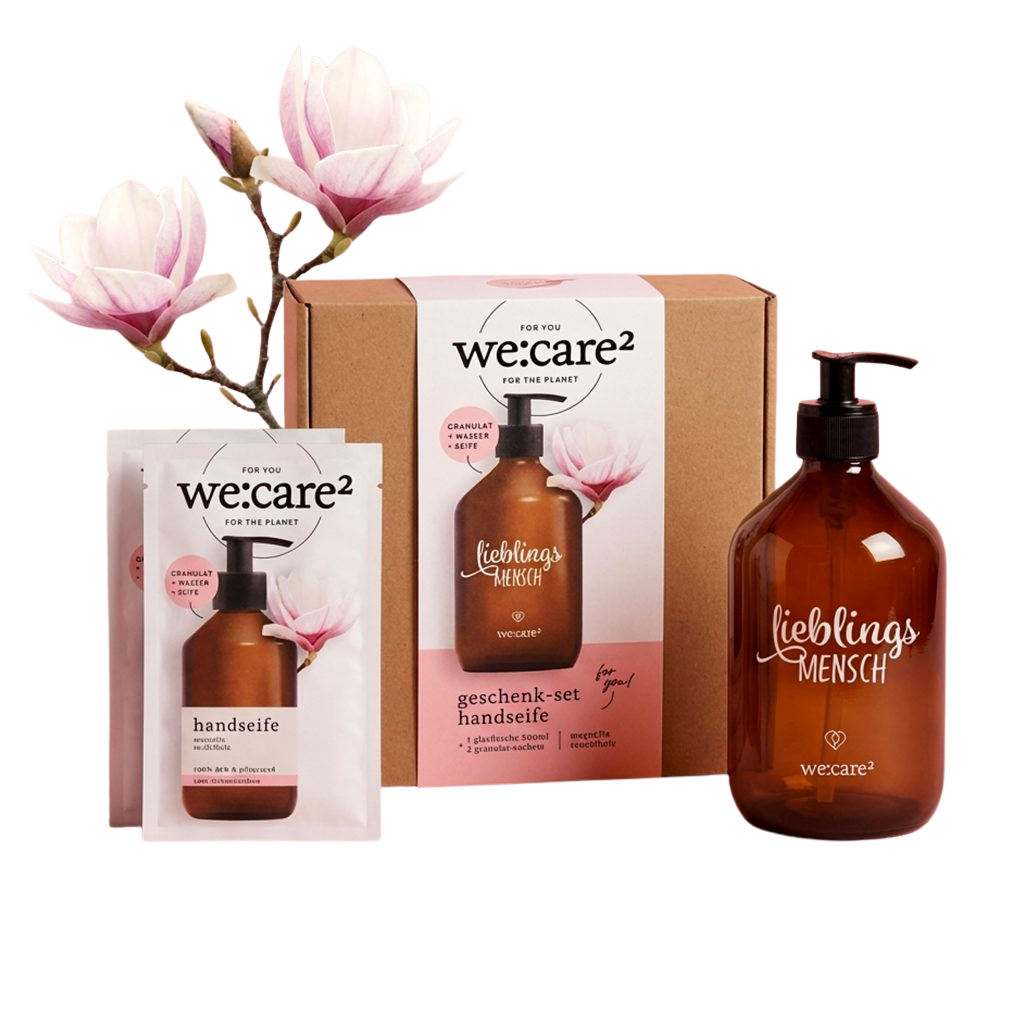 Geschenkset mit Naturseife zum Befüllen. Eine braune Glasflasche zum Pumpen und zwei Tüten Seifenpulver zum Anrühren mit Wasser. 