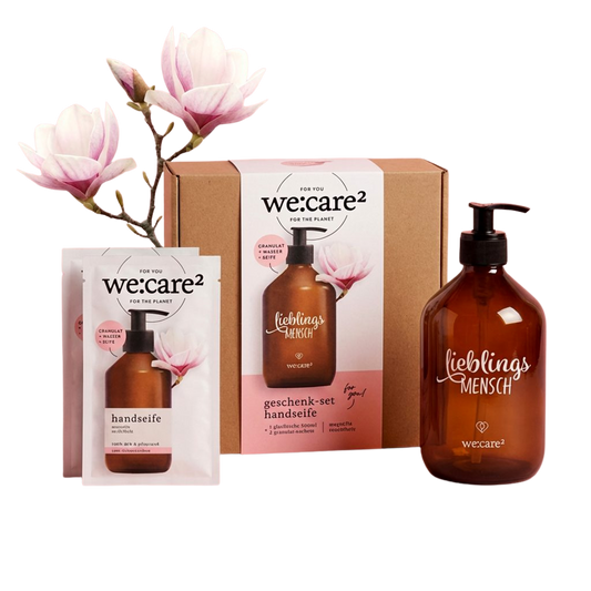 Geschenkset mit Naturseife zum Befüllen. Eine braune Glasflasche zum Pumpen und zwei Tüten Seifenpulver zum Anrühren mit Wasser. 