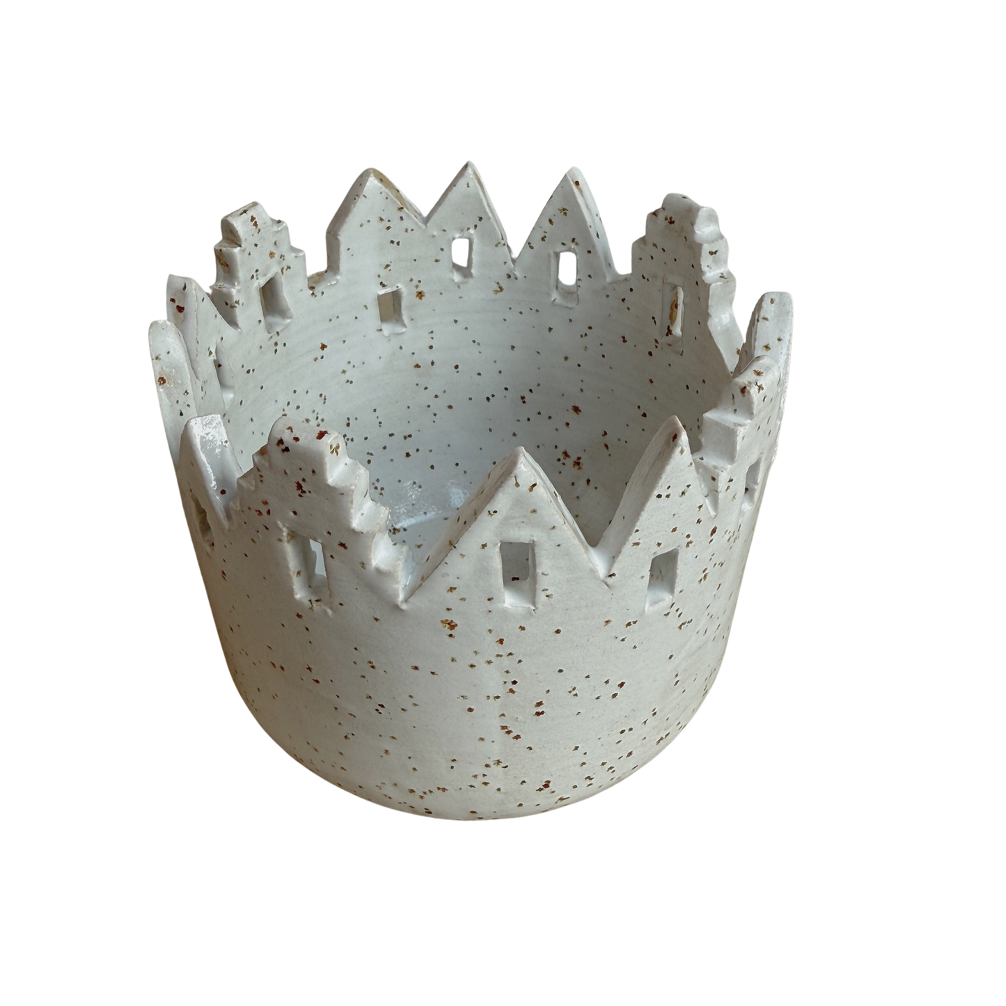 Ein beiges Windlicht aus Keramik mit Häusersilhouette.