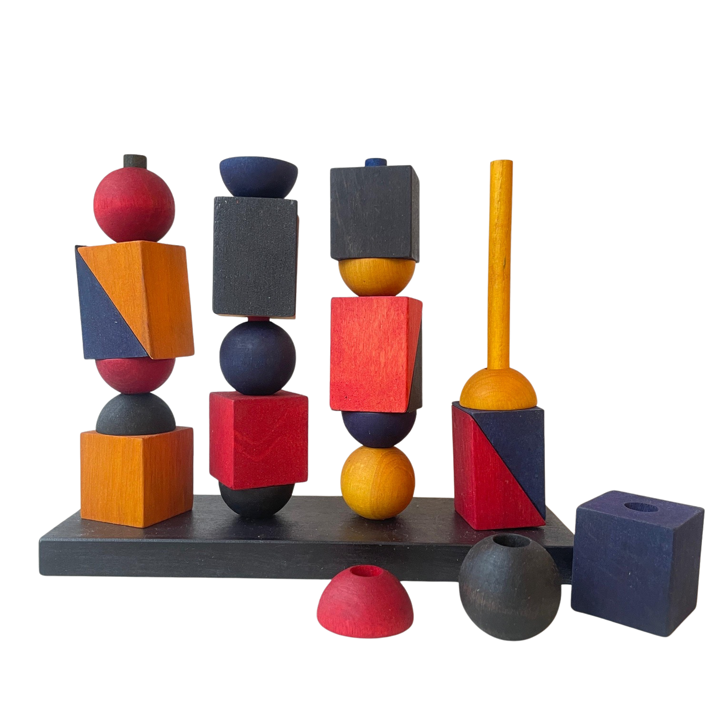 Ein Steckspiel aus Holz mit den Grundformen und in den Bauhausfarben.