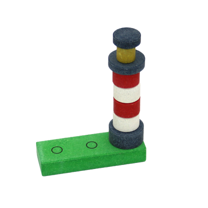 ein leuchtturm aus gestapelten bausteinen aus stein als knobelspiel 