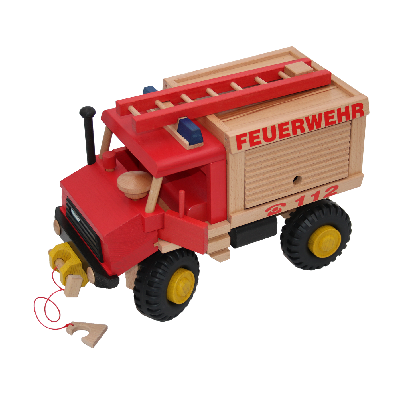 große rote holzfeuerwehr von uniwood mit leiter und wasserschlauch