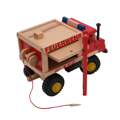 große rote holzfeuerwehr von uniwood mit leiter und wasserschlauch