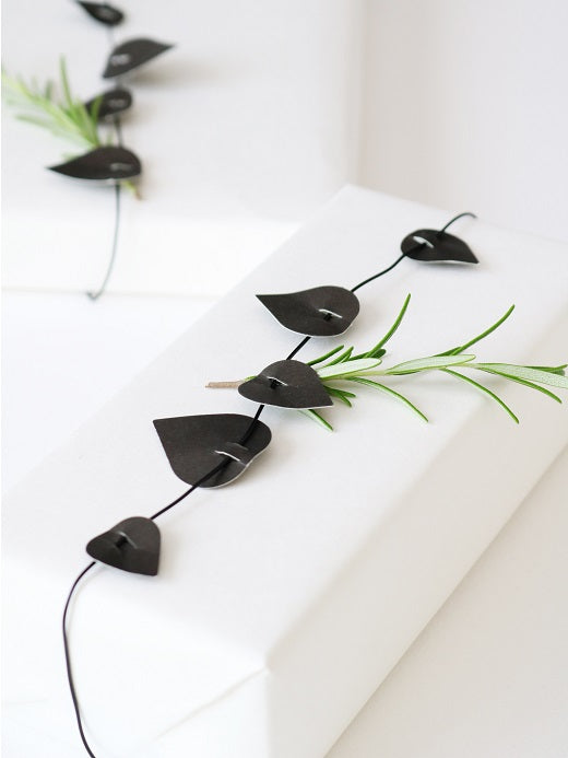 Bastelset TWIG Kranz mit Blättern, salbei oder schwarz Papier, 57 Blätter, 2 und 3cm groß, Draht 3m lang