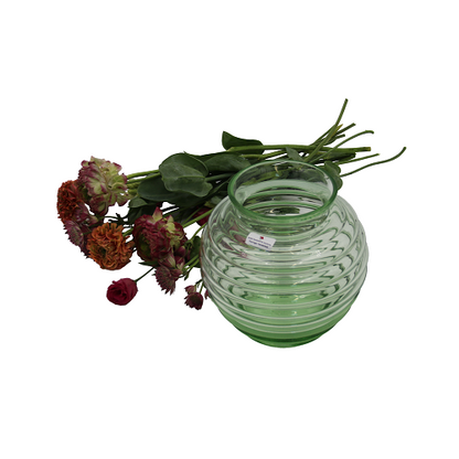 gruene bauhaus waldglas vase mit rillen und blumen daneben