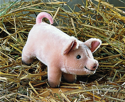 Kuscheltier. Rosa Schweinchen, siebzehn Zentimeter lang, Ferkelchen auf Stroh. Handgefertigt von Koesen Spielzeugmanufaktur. Kaufen bei nordic soul Shop in Rostock.