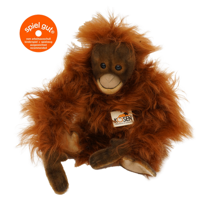 Kuscheltier. Rotbrauner Orang Utan, vierzig Zentimeter groß, aus Mohair. Handgefertigt von Koesen Spielzeugmanufaktur. Kaufen bei nordic soul Shop in Rostock.