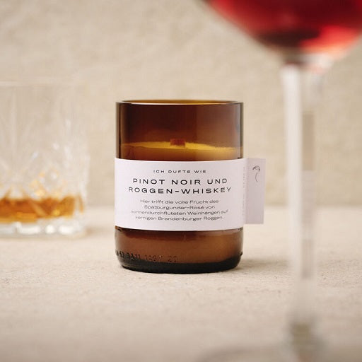 Duftkerze "Pinot Noir und Roggen-Whisky", aus Rapswachs mit Holzdocht im recycelten Altglas, 140 ml