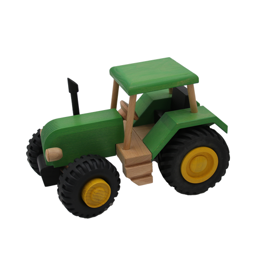 großer gruener traktor aus buchenholz 